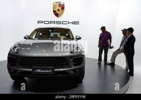 (180531) -- PEKING, 31. Mai 2018 -- Besucher beobachten einen Porsche-Wagen auf der 19. Internationalen Automobilausstellung Dalian in Dalian, Provinz Liaoning im Nordosten Chinas, 27. August 2014. ) (rh) Xinhua-Schlagzeilen: Mit automatischen Zollsenkungen in China wird Europa PanxYulong PUBLICATIONxNOTxINxCHN zugute kommen Stockfoto