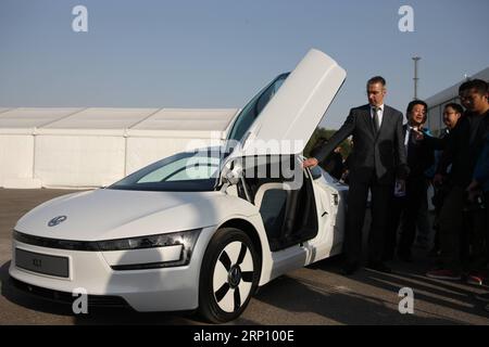 (180531) -- PEKING, 31. Mai 2018 -- Ein Volkswagen (VW) XL1 Hybrid-Auto wird während einer Aktivität zur Förderung von VW-neuen Energiefahrzeugen in Peking, China, am 23. Oktober 2003 gezeigt. )(rh) Xinhua-Schlagzeilen: Mit automatischen Zollsenkungen in China wird Europa LiuxChanglong PUBLICATIONxNOTxINxCHN zugute kommen Stockfoto