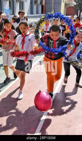 (180531) -- PEKING, 31. Mai 2018 -- Schüler nehmen an einem Spielwettbewerb Teil, um den bevorstehenden Internationalen Kindertag in der Shijia Primary School im Dongcheng-Bezirk von Peking, Hauptstadt von China, 31. Mai 2018 zu feiern. ) (Yxb) CHINA-BEIJING-INT L CHILDREN S DAY(CN) LixXin PUBLICATIONxNOTxINxCHN Stockfoto