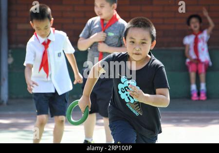 (180531) -- PEKING, 31. Mai 2018 -- Schüler nehmen an einem Spielwettbewerb Teil, um den bevorstehenden Internationalen Kindertag in der Shijia Primary School im Dongcheng-Bezirk von Peking, Hauptstadt von China, 31. Mai 2018 zu feiern. ) (Yxb) CHINA-BEIJING-INT L CHILDREN S DAY(CN) LixXin PUBLICATIONxNOTxINxCHN Stockfoto