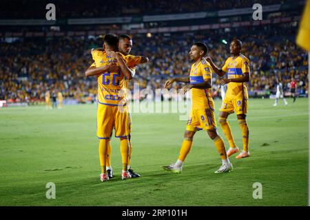 Monterrey, Mexiko. September 2023. September 2023; Monterrey, Nuevo León, Mexiko; Liga MX 2023 Apertura Spiel in der sechsten Runde zwischen UANL Tigres und Querétaro FC in Estádio Universitário. #22 Mittelfeldspieler Tigres, Raymundo Fulgencio Roman feiert erstes Tor des Spiels mit #5 Mittelfeldspieler Tigres, Rafael de Souza Pereira, #20 Mittelfeldspieler Tigres, Javier Aquino CarmonaPflichtgutschrift: Toby Tande Credit: PX Images/Alamy Live News Stockfoto