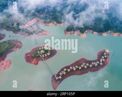 (180531) -- LISHUI, 31. Mai 2018 -- Aerail-Foto zeigt die Landschaft des Yunhe Sees im Yunhe County der Stadt Lishui, ostchinesische Provinz Zhejiang, 31. Mai 2018. Yunhe County beabsichtigt, die Emissionen durch die Förderung von Elektrizität in landschaftlich reizvollen Gebieten zu reduzieren. ) (Zyd) CHINA-ZHEJIANG-ENVIRONMENTAL PROTECTION (CN) XuxYu PUBLICATIONxNOTxINxCHN Stockfoto