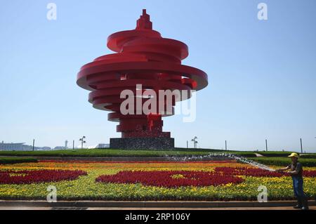 (180531) -- QINGDAO, 31. Mai 2018 -- Ein Gärtner bewässert die Blumen auf dem 4. Mai-Platz in Qingdao, ostchinesische Provinz Shandong, 31. Mai 2018. Der 18. Gipfel der Shanghai Cooperation Organization (SCO) ist für Juni 9-10 in Qingdao geplant. ) (Zyd) CHINA-QINGDAO-SCO-LANDSCHAFT (CN) ZhuxZheng PUBLICATIONxNOTxINxCHN Stockfoto