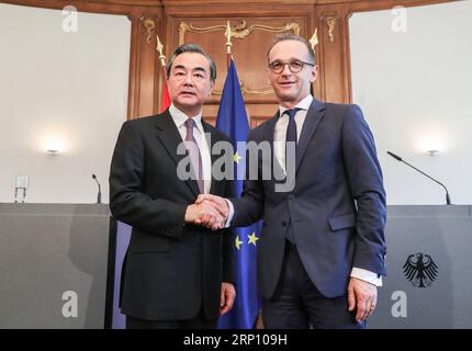 (180531) -- BERLIN, 31. Mai 2018 -- der chinesische Staatsrat und Außenminister Wang Yi (L) gibt nach einer gemeinsamen Pressekonferenz in der deutschen Hauptstadt Berlin am 31. Mai 2018 mit Bundesaußenminister Heiko Maas die Hand. ) DEUTSCHLAND-BERLIN-FM-CHINA-WANG YI-PRESSEGESPRÄCH SHANXYUQI PUBLICATIONXNOTXINXCHN Stockfoto