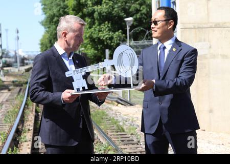 (180601) -- NARVA, 1. Juni 2018 -- Valdur Laid (L), Generaldirektor des estnischen Steuer- und Zollausschusses, erhält das Schlüsselmodell von Bian Xiaohao, Generaldirektor der Nuctech Warsaw Company Limited, bei der Zeremonie der Auslieferung von Eisenbahnscannergeräten in Narva, Estland, am 31. Mai 2018. Mit der Lieferung des vollautomatischen Narva Railway Scanners, der in China entwickelt und in Polen hergestellt wurde, wurde der Liefervertrag über fünf Sätze von Sicherheitsscannern abgeschlossen, der zwischen Nuctech und dem estnischen Steuer- und Zollamt im Jahr 2016 unterzeichnet wurde. ) (ZCC) ESTLAND-NARVA-CHINA-POLEN-EISENBAHNSCANNER GUOXCHUNJU PUBLICATI Stockfoto