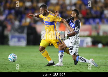 Monterrey, Mexiko. September 2023. September 2023; Monterrey, Nuevo LeÃ³n, Mexiko; Liga MX 2023 Apertura Spiel in der sechsten Runde zwischen UANL Tigres und Querétaro FC im EstÃ¡dio UniversitÃ¡rio. #5 Mittelfeldspieler Tigres, Rafael de Souza Pereira schützt den Ball vor #23 Mittelfeldspieler Querétaro, Jordan Sierra. Obligatorischer Kredit: Toby Tande (Bildnachweis: © Torbjorn Tande/PX Imagens via ZUMA Press Wire) NUR REDAKTIONELLE NUTZUNG! Nicht für kommerzielle ZWECKE! Quelle: ZUMA Press, Inc./Alamy Live News Stockfoto