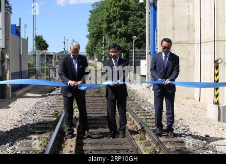 (180601) -- NARVA, 1. Juni 2018 -- der chinesische Botschafter in Estland, Li Chao (C), Valdur Laid (L), Generaldirektor des estnischen Steuer- und Zollausschusses, und Bian Xiaohao, Generaldirektor der Nuctech Warsaw Company Limited, schnitten das Band bei der Zeremonie der Auslieferung von Eisenbahnscannergeräten in Narva, Estland, am 31. Mai 2018. Mit der Lieferung des vollautomatischen Narva Railway Scanners, der in China entwickelt und in Polen hergestellt wurde, wurde der Liefervertrag über fünf Sätze von Sicherheitsscannern abgeschlossen, der zwischen Nuctech und dem estnischen Steuer- und Zollamt im Jahr 2016 unterzeichnet wurde. ) (ZCC) ESTLAND-NARVA-CHINA-POLEN-RAI Stockfoto