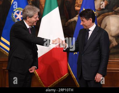 Italien, Vereidigung der neuen Regierung in Rom (180601) -- ROM, 1. Juni 2018 -- Giuseppe Conte (R) erhält am 1. Juni 2018 eine Glocke des ehemaligen italienischen Premierministers Paolo Gentiloni in Rom. Die italienische Regierung, die vom neu ernannten Premierminister Giuseppe Conte gebildet wurde, wurde am Freitag im Präsidentenpalast offiziell vereidigt. ITALIEN-ROM-GIUSEPPE CONTE-NEUE REGIERUNG ALBERTOXLINGRIA PUBLICATIONXNOTXINXCHN Stockfoto