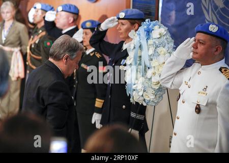 180601 -- VEREINTEN NATIONEN, 1. Juni 2018 -- Generalsekretär der Vereinten Nationen Antonio Guterres L, Front würdigt gefallene Friedenssicherungskräfte bei UN-Friedenssicherungseinsätzen weltweit während einer Kranzniederlegung zum Gedenken an den Internationalen Tag der Friedenssicherungskräfte der Vereinten Nationen im Hauptquartier der Vereinten Nationen in New York am 1. Juni 2018. Guterres sagte am Freitag, dass UN-Friedenssicherung Leben für Millionen von Menschen rettet und verbessert. UN-INTERNATIONALER TAG DER UN-FRIEDENSTRUPPEN-GEDENKFEIER LIXMUZI PUBLICATIONXNOTXINXCHN Stockfoto