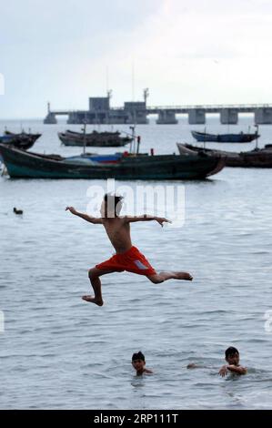 (180602) -- PEKING, 2. Juni 2018 -- Aktenfoto vom 1. Juni 2007 zeigt Kinder, die in Haikou, der südchinesischen Provinz Hainan, im Meer spielen. Dieses Set aus 41 alten Fotos, die von 1978 bis 2018 pro Jahr aufgenommen wurden, zeichnet die Kindheitsmomente chinesischer Kinder in den letzten vier Jahrzehnten bildhaft auf.) (wyo)(zt) CHINA-OLD PHOTOS-CHILDHOOD-PICTORIAL RECORD (CN) ZhaoxYingquan PUBLICATIONxNOTxINxCHN Stockfoto