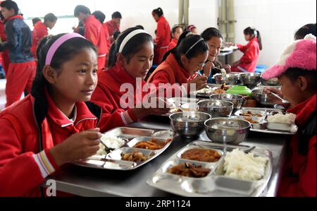 (180602) -- PEKING, 2. Juni 2018 -- Aktenfoto vom 15. Oktober 2015 zeigt Kinder tibetischer ethnischer Gruppen, die in der autonomen Präfektur Deqen, der Provinz Yunnan im Südwesten Chinas, kostenlos zu Mittag essen. Dieses Set von 41 alten Fotos, die von 1978 bis 2018 pro Jahr aufgenommen wurden, zeichnet die Kindheitsmomente chinesischer Kinder in den letzten vier Jahrzehnten bildhaft auf. ) (wyo)(zt) CHINA-OLD PHOTOS-CHILDHOOD-PICTORIAL RECORD (CN) LuoxXiaoguang PUBLICATIONxNOTxINxCHN Stockfoto