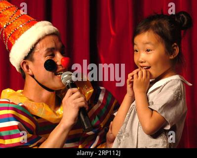 (180602) -- PEKING, 2. Juni 2018 -- Aktenfoto vom 27. Mai 2005 zeigt ein Mädchen, das mit einem Clown im Kinderkunsttheater in der Provinz Liaoning im Nordosten Chinas interagiert. Dieses Set von 41 alten Fotos, die von 1978 bis 2018 pro Jahr aufgenommen wurden, zeichnet die Kindheitsmomente chinesischer Kinder in den letzten vier Jahrzehnten bildhaft auf. ) (wyo)(zt) CHINA-OLD PHOTOS-CHILDHOOD-PICTORIAL RECORD (CN) LixGang PUBLICATIONxNOTxINxCHN Stockfoto