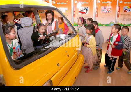 (180602) -- PEKING, 2. Juni 2018 -- Aktenfoto, aufgenommen am 25. Mai 2012, zeigt Kinder, die einen Schulbus im ostchinesischen Shanghai erleben. Dieses Set von 41 alten Fotos, die von 1978 bis 2018 pro Jahr aufgenommen wurden, zeichnet die Kindheitsmomente chinesischer Kinder in den letzten vier Jahrzehnten bildhaft auf. ) (wyo)(zt) CHINA-OLD PHOTOS-CHILDHOOD-PICTORIAL RECORD (CN) FanxJun PUBLICATIONxNOTxINxCHN Stockfoto