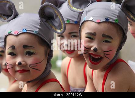 (180602) -- PEKING, 2. Juni 2018 -- Aktenfoto vom 31. Mai 2011 zeigt Kinder, die sich auf den Internationalen Kindertag in Xuzhou, der ostchinesischen Provinz Jiangsu, vorbereiten. Dieses Set aus 41 alten Fotos, die von 1978 bis 2018 pro Jahr aufgenommen wurden, zeichnet die Kindheitsmomente chinesischer Kinder in den letzten vier Jahrzehnten bildhaft auf.) (wyo)(zt) CHINA-OLD PHOTOS-CHILDHOOD-PICTORIAL RECORD (CN) YongxJun PUBLICATIONxNOTxINxCHN Stockfoto