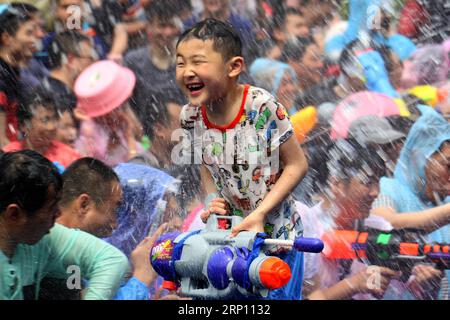 (180602) -- PEKING, 2. Juni 2018 -- Aktenfoto vom 15. April 2017 zeigt einen Jungen, der das Wassersprühfest in Xishuangbanna, Provinz Yunnan im Südwesten Chinas, feiert. Dieses Set aus 41 alten Fotos, die von 1978 bis 2018 pro Jahr aufgenommen wurden, zeichnet die Kindheitsmomente chinesischer Kinder in den letzten vier Jahrzehnten bildhaft auf.) (wyo)(zt) CHINA-OLD PHOTOS-CHILDHOOD-PICTORIAL RECORD (CN) ShaoxBing PUBLICATIONxNOTxINxCHN Stockfoto