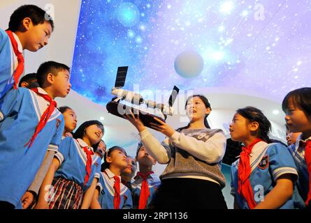 (180602) -- PEKING, 2. Juni 2018 -- Aktenfoto vom 24. April 2016 zeigt Kinder, die bei einer wissenschaftlichen Aktivität in Xingtai, der nordchinesischen Provinz Hebei, Wissen in der Luft- und Raumfahrt lernen. Dieses Set von 41 alten Fotos, die von 1978 bis 2018 pro Jahr aufgenommen wurden, zeichnet die Kindheitsmomente chinesischer Kinder in den letzten vier Jahrzehnten bildhaft auf. ) (wyo)(zt) CHINA-OLD PHOTOS-CHILDHOOD-PICTORIAL RECORD (CN) ZhuxXudong PUBLICATIONxNOTxINxCHN Stockfoto