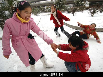 (180602) -- PEKING, 2. Juni 2018 -- Aktenfoto vom 18. Januar 2006 zeigt Kinder, die in Zhengzhou, der zentralchinesischen Provinz Henan, mit Schnee spielen. Dieses Set von 41 alten Fotos, die von 1978 bis 2018 pro Jahr aufgenommen wurden, zeichnet die Kindheitsmomente chinesischer Kinder in den letzten vier Jahrzehnten bildhaft auf. ) (wyo)(zt) CHINA-OLD PHOTOS-CHILDHOOD-PICTORIAL RECORD (CN) YuexYuewei PUBLICATIONxNOTxINxCHN Stockfoto