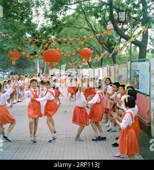 (180602) -- PEKING, 2. Juni 2018 -- Aktenfoto vom 1. Juni 1980 zeigt Kinder, die den Internationalen Kindertag im Jingshan Park in Peking, der Hauptstadt Chinas, feiern. Dieses Set von 41 alten Fotos, die von 1978 bis 2018 pro Jahr aufgenommen wurden, zeichnet die Kindheitsmomente chinesischer Kinder in den letzten vier Jahrzehnten bildhaft auf. ) (Ry) CHINA-OLD PHOTOS-CHILDHOOD-PICTORIAL RECORD (CN) GuxDehua PUBLICATIONxNOTxINxCHN Stockfoto