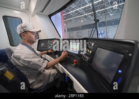 (180604) -- PEKING, 4. Juni 2018 -- Ein Mitarbeiter fährt einen neuen U-Bahn-Zug für Pakistan Lahore Orange Line Metro Train Project am CRRC Zhuzhou Locomotive Co., Ltd. In Zhuzhou, Provinz Hunan in Zentralchina, 15. Mai 2017. ) (wyl) Xinhua Schlagzeilen: China s Zhuzhou -- von der Wiege der chinesischen Lokomotiven zum Weltklasse-Eisenbahninnovationszentrum LongxHongtao PUBLICATIONxNOTxINxCHN Stockfoto