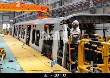 (180604) -- PEKING, 4. Juni 2018 -- Ein Arbeiter arbeitet an einer Fertigungsstraße von CRRC MNG Rail System Vehicle Industry and Trade Co., Ltd. In Ankara, Türkei, 4. April 2018. ) (wyl) Xinhua Schlagzeilen: China s Zhuzhou -- von der Wiege der chinesischen Lokomotiven zum Weltklasse-Eisenbahninnovationszentrum QinxYanyang PUBLICATIONxNOTxINxCHN Stockfoto