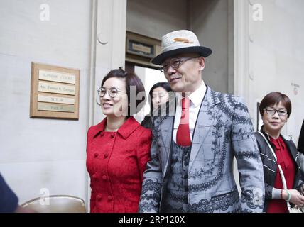 (180604) -- NEW YORK, 4. Juni 2018 -- der chinesische Komiker Zhou Libo (R, Front) verlässt den Gerichtssaal am Nassau County Court im Nassau County, New York, USA, am 4. Juni 2018. Ein Richter des Staates New York entschied am Montag, dass Zhou Libo von Waffen- und Drogenvorwürfen befreit wurde. U.S.-NEW YORK-CHINESE COMEDIAN-ZHOU LIBO-EXONERATION WANGXYING PUBLICATIONXNOTXINXCHN Stockfoto