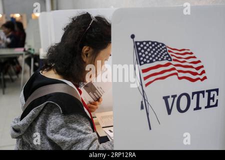 (180606) -- LOS ANGELES, 6. Juni 2018 -- Eine Wählerin füllt ihre Stimmzettel in einer Wahlstation während der kalifornischen Primärwahlen in Monterey Park, Los Angeles, USA, 5. Juni 2018. ) (Jmmn) U.S.-LOS ANGELES-PRIMÄRWAHL ZhaoxHanrong PUBLICATIONxNOTxINxCHN Stockfoto