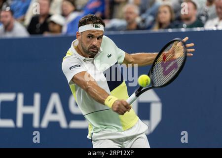 Grigor Dimitrov aus Bulgarien kehrt in der 3. Runde gegen Alexander Zverev von Deutschland bei den US Open Championships im Billie Jean King Tennis Center in New York am 2. September 2023 zurück. Stockfoto