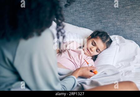 Mutter, Thermometer und krankes Kind im Bett mit Krankheit, Virus oder Infektion und pflegende Eltern zu Hause. Mutter überprüft Kind oder kleines Mädchen mit Fieber, Erkältung Stockfoto