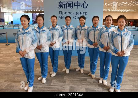 (180606) -- QINGDAO, 6. Juni 2018 -- acht Etikettenfreiwillige posieren für ein Foto im Medienzentrum für den 18. Gipfel der Shanghai Cooperation Organization (SCO) in Qingdao, Ostchinesische Provinz Shandong, 5. Juni 2018. Mehr als 20.000 Freiwillige wurden mobilisiert, um Dienstleistungen für den Gipfel anzubieten, von der Unterstützung bei der Ankunft und Abreise der Gäste, Übersetzungen und Medienanfragen bis hin zum Betrieb von städtischen Funktionen wie Transport, Telekommunikation und Banken. )(mcg) CHINA-QINGDAO-SCO SUMMIT-VOLUNTEERS (CN) LixZiheng PUBLICATIONxNOTxINxCHN Stockfoto