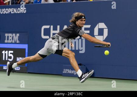 Alexander Zverev aus Deutschland kehrt in der 3. Runde gegen Grigor Dimitrov aus Bulgarien bei den US Open Championships im Billie Jean King Tennis Center in New York am 2. September 2023 zurück. Stockfoto