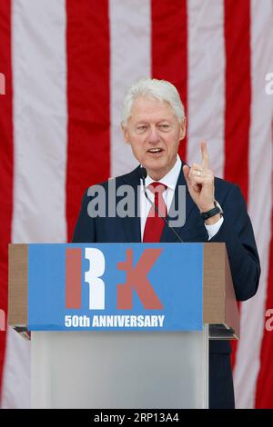 (180606) -- WASHINGTON, 6. Juni 2018 -- der ehemalige US-Präsident Bill Clinton spricht während einer öffentlichen Gedenkfeier für Robert F. Kennedy zum 50. Jahrestag seines Mordes auf dem Arlington National Cemetery in Arlington, Virginia, USA, am 6. Juni 2018. ) U.S.-VIRGINIA-ARLINGTON-RFK-MEMORIAL TingxShen PUBLICATIONxNOTxINxCHN Stockfoto