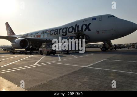 (180607) -- PEKING, 7. Juni 2018 -- Waren werden von einem europäischen Flugzeug am Xinzheng International Airport in Zhengzhou City, Hauptstadt der zentralchinesischen Provinz Henan, 7. Dezember 2017, entladen. ) Xinhua Schlagzeilen: China, EU halten multilateralen freien Handel unter Gegenwind Hand in Hand LixJianan PUBLICATIONxNOTxINxCHN Stockfoto