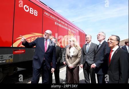 (180607) -- PEKING, 7. Juni 2018 -- österreichischer Präsident Alexander Van der Bellen (2. Front R), österreichische Ministerin für digitale und wirtschaftliche Angelegenheiten Margarete Schrambock (4. Front R), chinesischer Botschafter in Österreich Li Xiaosi (1. Front R) und andere Gäste besichtigen am 27. April 2018 im Vienna South Freight Center in Wien einen neuen China-Europe Güterzug von Chengdu nach Wien. ) Xinhua-Schlagzeilen: China, EU halten multilateralen freien Handel unter Gegenwind Hand in Hand PanxXu PUBLICATIONxNOTxINxCHN aufrecht Stockfoto