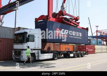 (180607) -- PEKING, 7. Juni 2018 -- Ein Frachtcontainer des China Railway Express-Zuges wird am 29. Mai 2018 am Eurokombi-Terminal in Hamburg auf einen LKW geladen. ) Xinhua-Schlagzeilen: China, EU halten multilateralen freien Handel unter Gegenwind Hand in Hand ShanxYuqi PUBLICATIONxNOTxINxCHN aufrecht Stockfoto