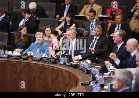 (180607) -- BRÜSSEL, 7. Juni 2018 -- NATO-Generalsekretär Jens Stoltenberg (C) spricht vor einem Treffen der NATO-Verteidigungsminister am 7. Juni 2018 in Brüssel, Belgien. ) (lrz) BELGIEN-BRÜSSEL-NATO-VERTEIDIGUNGSMINISTER-TREFFEN YexPingfan PUBLICATIONxNOTxINxCHN Stockfoto