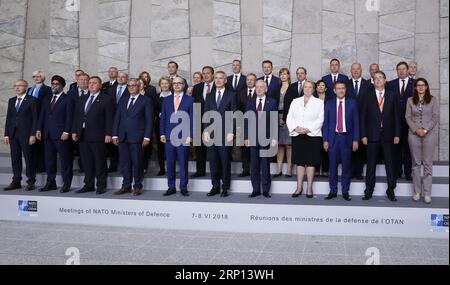 (180607) -- BRÜSSEL, 7. Juni 2018 -- Verteidigungsminister von NATO-mitgliedsstaaten posieren für ein Gruppenfoto während eines Treffens der NATO-Verteidigungsminister am 7. Juni 2018 in ihrem Hauptquartier in Brüssel, Belgien. ) BELGIEN-BRÜSSEL-NATO-VERTEIDIGUNGSMINISTER-TREFFEN YEXPINGFAN PUBLICATIONXNOTXINXCHN Stockfoto