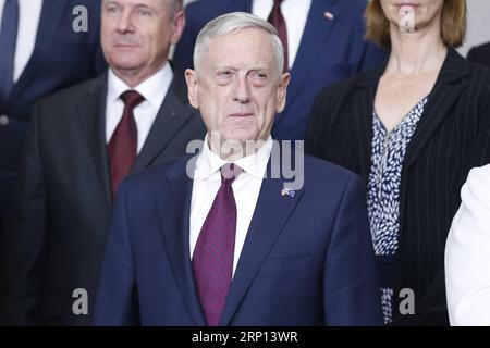 (180607) -- BRÜSSEL, 7. Juni 2018 -- US-Verteidigungsminister Jim Mattis wird auf einer Fotosession mit der Familie während eines Treffens der NATO-Verteidigungsminister am 7. Juni 2018 in Brüssel, Belgien, gesehen. ) BELGIEN-BRÜSSEL-NATO-VERTEIDIGUNGSMINISTER-TREFFEN YEXPINGFAN PUBLICATIONXNOTXINXCHN Stockfoto