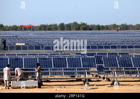 (180608) -- PEKING, 8. Juni 2018 -- Arbeiter installieren Solarphotovoltaikpaneele für das Zonergy 900 MW Solarprojekt in Bahawalpur, Pakistan, 28. August 2015. )(gj) Xinhua Schlagzeilen: Wirtschaftskorridor verändert pakistanische Wirtschaft, Wirtschaftslandschaft AhmadxKamal PUBLICATIONxNOTxINxCHN Stockfoto