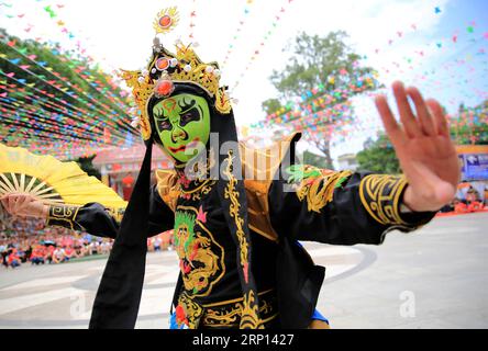 (180608) -- LIUZHOU, 8. Juni 2018 -- ein Schauspieler spielt die Sichuan Opera zur Feier der Volkskultur in der HEMU-Stadt in Liuzhou, Südchinas autonome Region Guangxi Zhuang, 7. Juni 2018. ) (wyl) CHINA-GUANGXI-LIUZHOU-FOLK CULTURE-CELEBRATION (CN) LongxTao PUBLICATIONxNOTxINxCHN Stockfoto