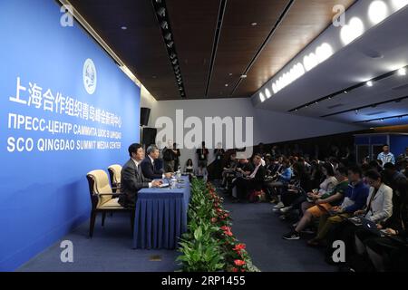 (180608) -- QINGDAO, 8. Juni 2018 -- Liao Jinrong (2. L), Leiter der Abteilung für internationale Zusammenarbeit mit dem Ministerium für öffentliche Sicherheit, nimmt im Vorfeld des 18. SCO-Gipfels in Qingdao an einer Pressekonferenz über Sicherheitskooperationen zwischen mitgliedstaaten der Shanghai Cooperation Organization (SCO) Teil. ostchinesische Provinz Shandong, 8. Juni 2018.)(lmm) (SCO-GIPFEL) CHINA-QINGDAO-SCO-SECURITY-COOPERATION-PRESS CONFERENCE (CN) YinxGang PUBLICATIONxNOTxINxCHN Stockfoto