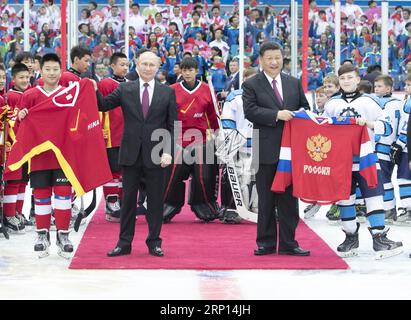 Bilder des Tages (180608) -- TIANJIN, 8. Juni 2018 -- der chinesische Präsident Xi Jinping und sein russischer Amtskollege Wladimir Putin beobachten ein Eishockey-Freundschaftsspiel zwischen chinesischen und russischen Jugendmannschaften im Tianjin Indoor Stadium im nordchinesischen Tianjin, 8. Juni 2018. Die Teams präsentierten Xi und Putin Trikots. ) (LB) CHINA-TIANJIN-XI JINPING-RUSSLAND-PUTIN-EISHOCKEY (CN) WANGXYE PUBLICATIONXNOTXINXCHN Stockfoto