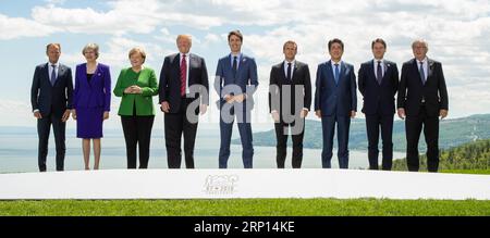 (180608) -- LA MALBAIE, 8. Juni 2018 () -- Teilnehmer des Gipfeltreffens der Gruppe der sieben (G7) Präsident des Rates der Europäischen Union Donald Tusk, britische Premierministerin Theresa May, deutsche Bundeskanzlerin Angela Merkel, US-Präsident Donald Trump, kanadischer Premierminister Justin Trudeau, französischer Präsident Emmanuel Macron, japanischer Premierminister Shinzo Abe, der italienische Premierminister Giuseppe Conte und der Präsident der Europäischen Kommission Jean-Claude Juncker (von L bis R) posieren am ersten Tag des G7gipfels in La Malbaie, Quebec, Kanada, am 8. Juni 2018 für ein Gruppenfoto. Der Gipfel der Gruppe der Sieben (G7) begann Stockfoto