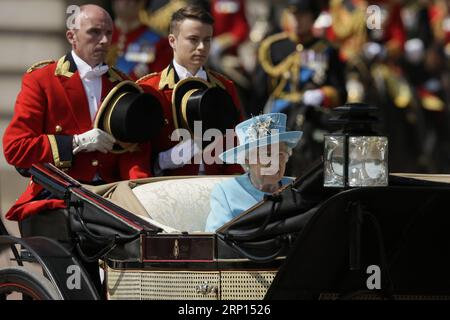 (180609) -- LONDON, 9. Juni 2018 -- die britische Königin Elizabeth II. Verlässt den Buckingham Palace während der Trooping the Colour Ceremony anlässlich des 92. Geburtstags von Königin Elizabeth II. In London, Großbritannien am 9. Juni 2018. )(yg) BRITAIN-LONDON-TROOPING DIE FARBE TimxIreland PUBLICATIONxNOTxINxCHN Stockfoto