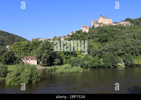 Le château fort de Castelnaud abrite le musée de la guerre au Moyen Âge et domine la Dordogne. Architektur, Histoire, Moyen âge, rivière, Natur, Nocke Stockfoto