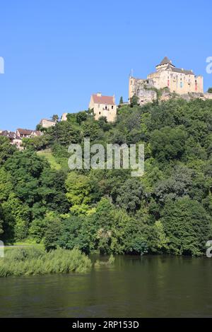 Le château fort de Castelnaud abrite le musée de la guerre au Moyen Âge et domine la Dordogne. Architektur, Histoire, Moyen âge, rivière, Natur, Nocke Stockfoto