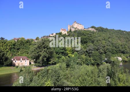 Le château fort de Castelnaud abrite le musée de la guerre au Moyen Âge et domine la Dordogne. Architektur, Histoire, Moyen âge, rivière, Natur, Nocke Stockfoto