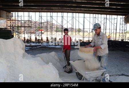 (180609) -- ALEPPO (SYRIEN), 9. Juni 2018 -- Bauarbeiter arbeiten unter der al-Haj-Brücke in Aleppo, Syrien, am 6. Juni 2018. Etwa 70 Prozent der Infrastruktureinrichtungen in der syrischen Nordstadt Aleppo wurden seit der vollständigen Rückeroberung der Stadt durch die syrische Armee Ende 2016 rekonstruiert. SYRIEN-ALEPPO-WIEDERAUFBAU AmmarxSafarjalani PUBLICATIONxNOTxINxCHN Stockfoto