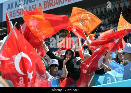 (180609) -- ANKARA, 9. Juni 2018 -- Unterstützer des türkischen Präsidenten Recep Tayyip Erdogan wehen während einer Wahlkundgebung der regierenden Partei für Gerechtigkeit und Entwicklung (AKP) in Ankara, Türkei, am 9. Juni 2018 Flaggen. ) TÜRKEI-ANKARA-ERDOGAN-WAHLKAMPF MustafaxKaya PUBLICATIONxNOTxINxCHN Stockfoto