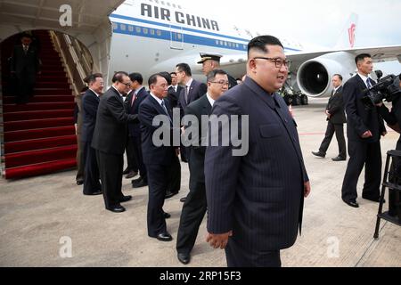 (180610) -- SINGAPUR, 10. Juni 2018 () -- Kim Jong UN (Front), Vorsitzender der Arbeiterpartei Koreas (WPK) und Vorsitzender der Staatskommission der Demokratischen Volksrepublik Korea (DVRK), kommt am 10. Juni 2018 nach Singapur. (/Ministerium für Kommunikation und Information von Singapur) (zjl) SINGAPUR-DVRK-KIM JONG UN-ANKUNFT Xinhua PUBLICATIONxNOTxINxCHN Stockfoto