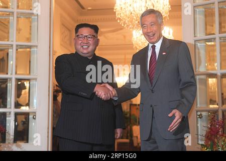 (180610) -- SINGAPUR, 10. Juni 2018 -- der singapurische Premierminister Lee Hsien Loong (R) gibt Kim Jong UN, Vorsitzender der Arbeiterpartei Koreas (WPK) und Vorsitzender der Staatskommission der Demokratischen Volksrepublik Korea (DVRK), am 10. Juni 2018 in Singapur die Hand. ) (ZJL) SINGAPUR-DVRK-KIM JONG UN-LEE HSIEN LOONG-TREFFEN THENXCHIHXWEY PUBLICATIONXNOTXINXCHN Stockfoto